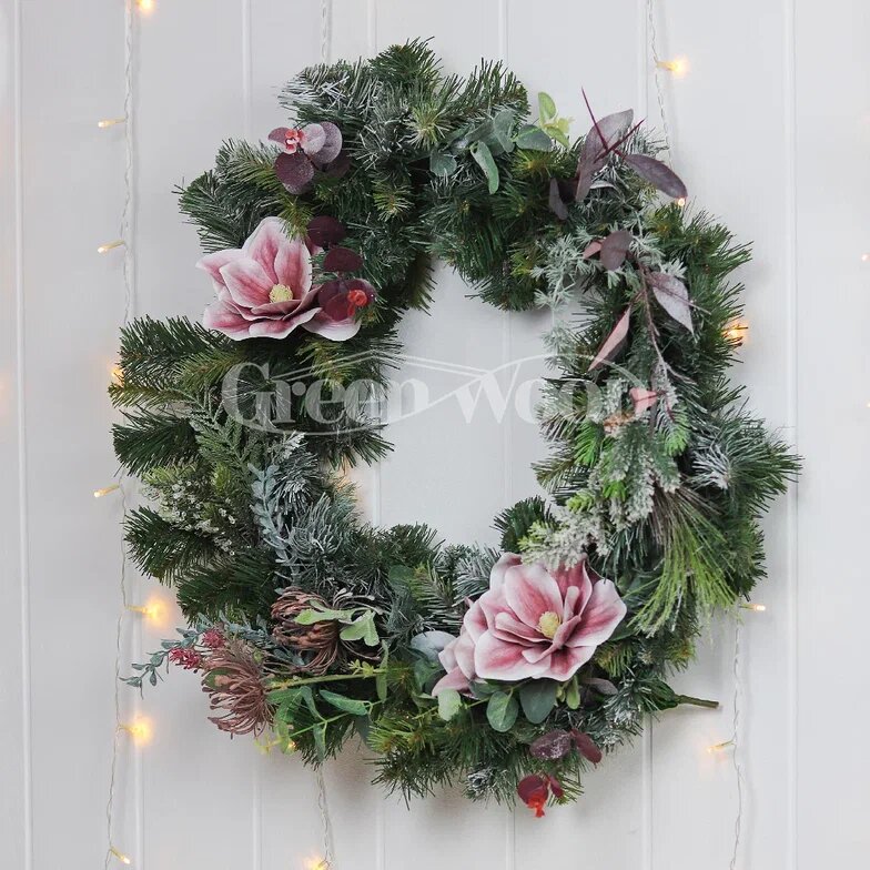 Новогодний венок с розовой магнолией.