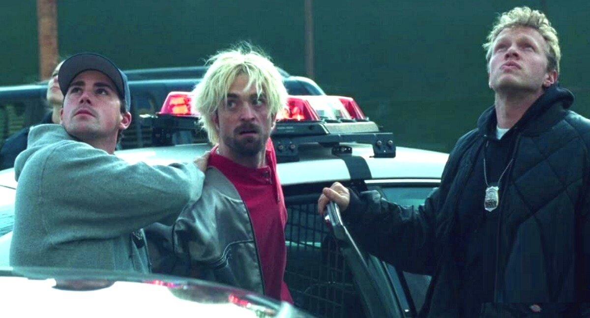 - Семенов! Водку брось! Брось водку! — Нет. Не бросит. — Ага, с водкой не бросит…© Цитата из другого фильма. 