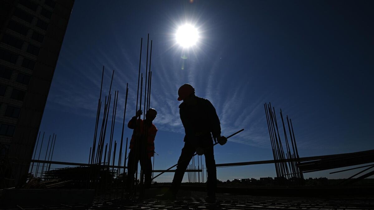    Рабочие на строительстве жилого комплекса © РИА Новости / Алексей Филиппов