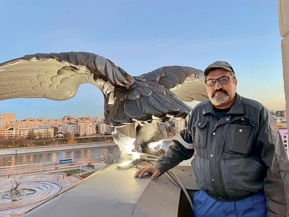 Максут Сафин на балконе часовой башни Киевского вокзала. 