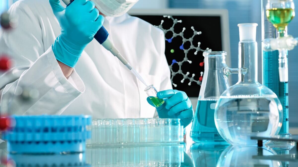    Ученый работает в лаборатории© Fotolia / Alexander Raths