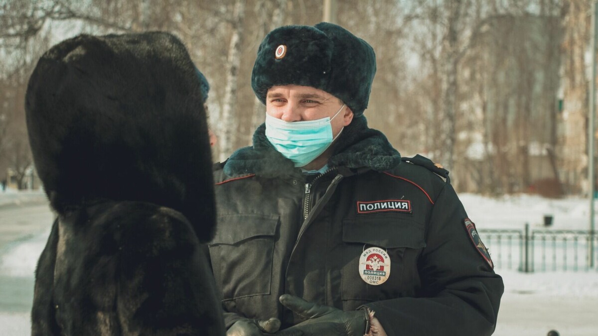     17-летний сельчанин угнал у женщины автомобиль и чуть не спровоцировал ДТП. Его задержал местный житель.