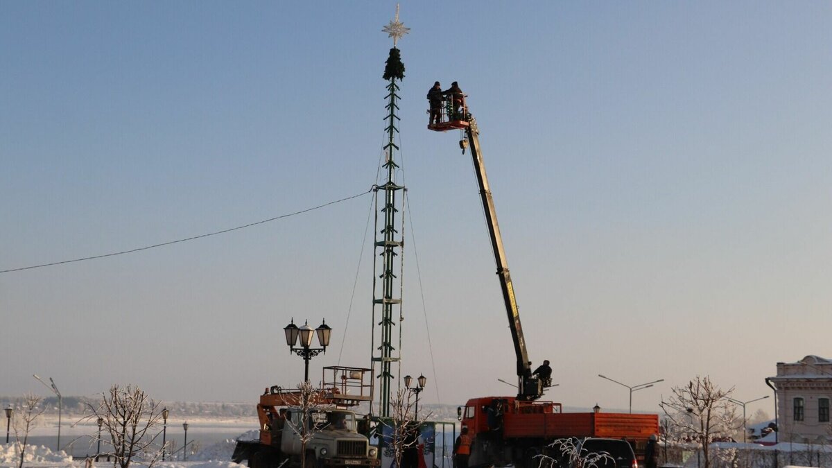     В Центральном сквере Сарапула начали монтаж главной новогодней елки города.