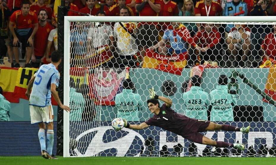    Мароканец Янис Буну потащил все удары испанцев в серии послематчевых пенальти в 1/8 финала ЧМ-2022. Фото: Reuters