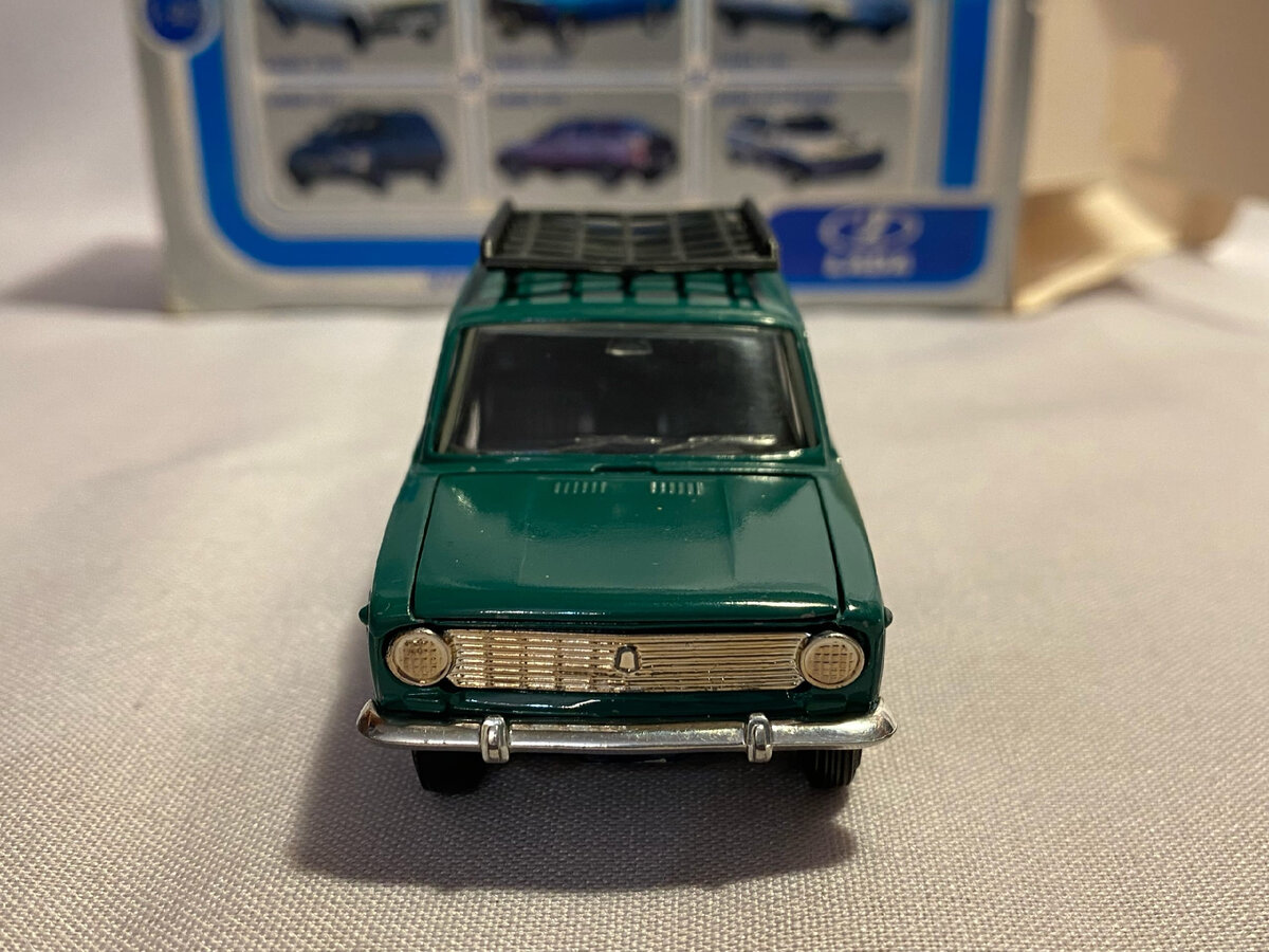 Вторым образцом с синим дном в моей коллекции стала вот такая "копейка". Машинка прибыла ко мне с родной коробкой (что подтверждается отпечатками ее краски на картонном подиуме), поэтому мы точно знаем дату ее выпуска - июль 2002. 