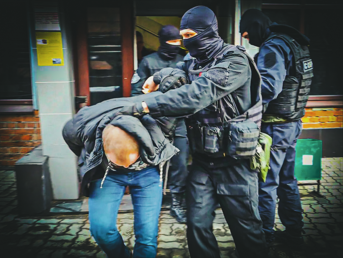 Криминальная россия про опг 90. Женщины в опг. Инесса тарвердиева и роман подкопаев. Женская опг. Женщины в опг.