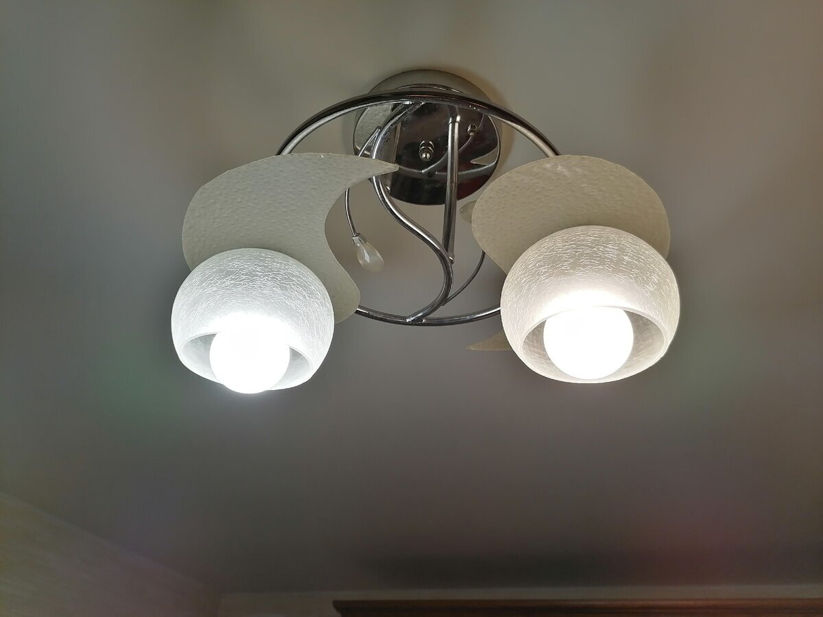 При ремонте в квартире в одной из комнат, заменили люстру и туда установили другие светодиодные лампы.