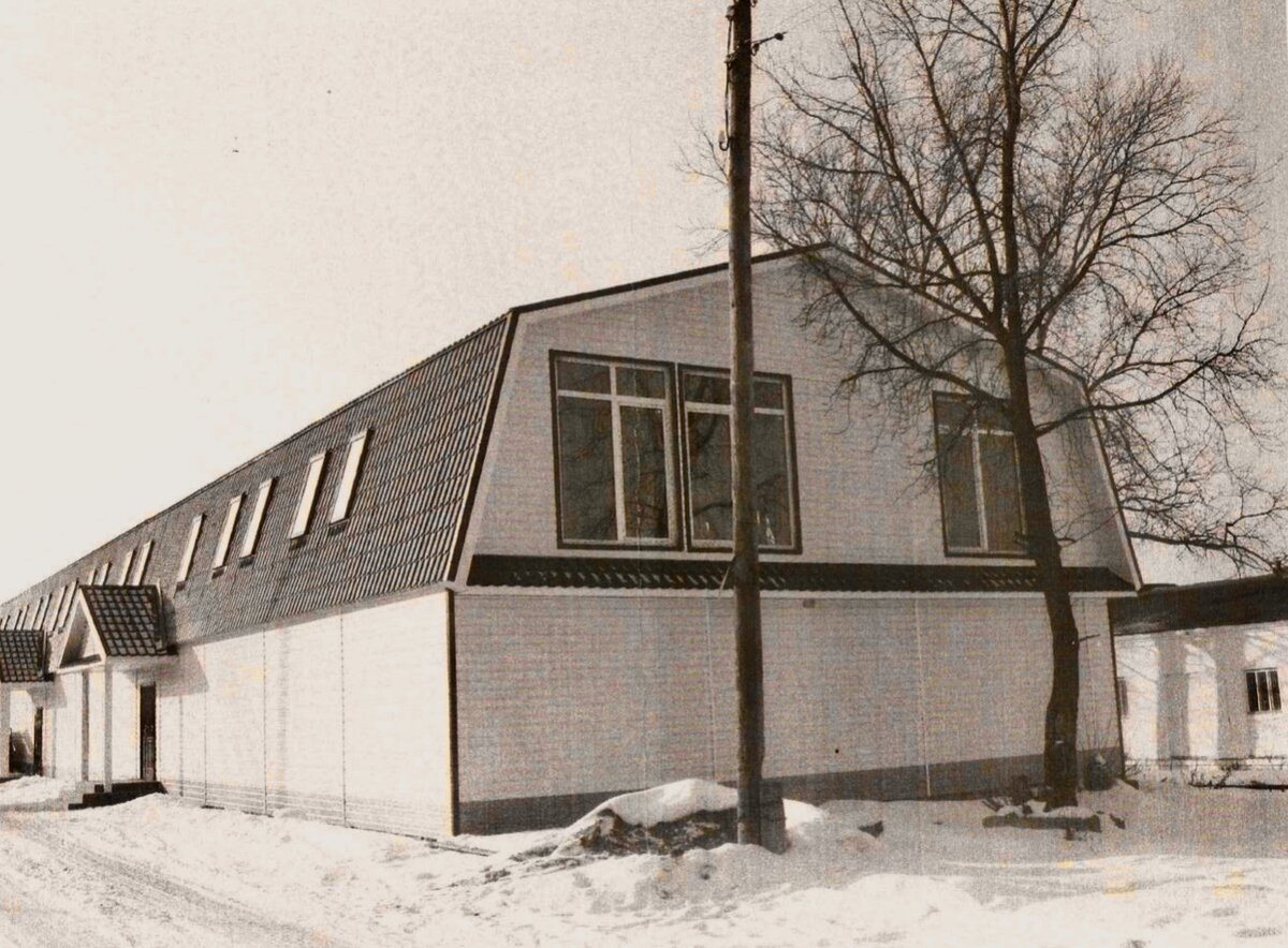 Исходное здание к которому будем пристраивать входную группу с торца и делать из дома Торговый центр - Магазин мебели 