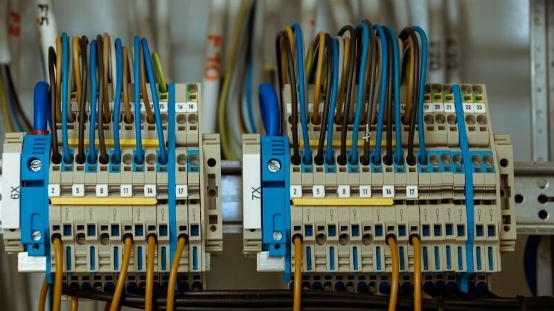     Экономист Никита Кричевский рассказал о текущем положении дел в российской промышленной отрасли. Ставку на собственное производство, сделанную главой Минпромторга РФ Денисом Мантуровым, он назвал более перспективной, нежели параллельный импорт.