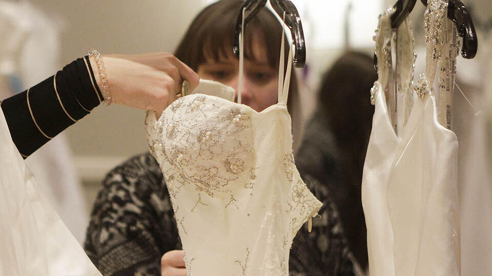     Стилист объяснила, как одеться на Новый год, чтобы покорить всех Xinhua