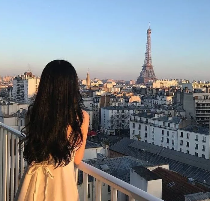 Как выглядит эта Шарлотта я не знаю, гадать не станем, Времени совершенно нет. Просто найди её и всё. Фото из открытых источников.