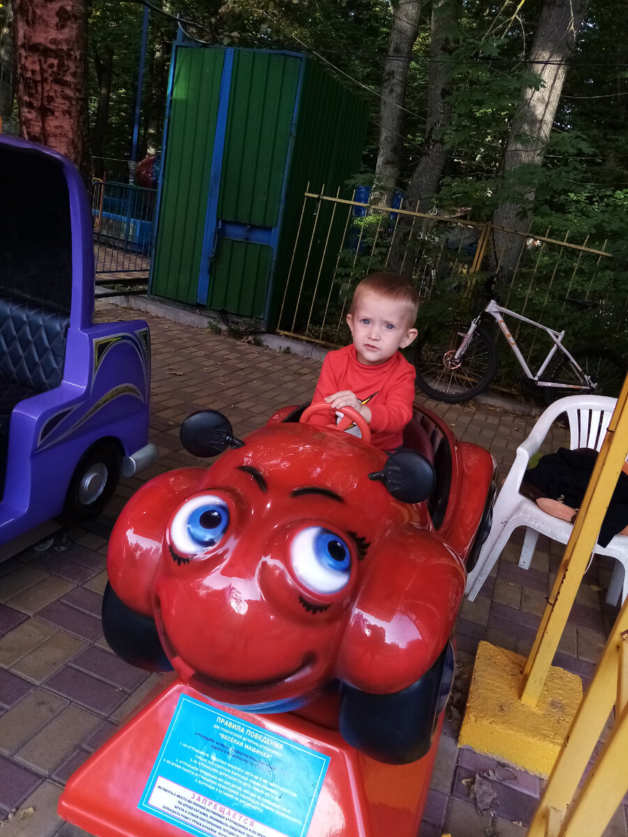 Не могла увести сына с этой машинки. Катался 5 раз подряд. Фото автора. 