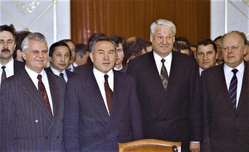 Слева-направо: Л. Кравчук, Н. Назарбаев, Б. Ельцин, С. Шушкевич