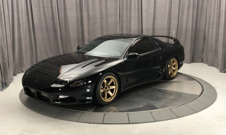 GT3000 это купе с отличным дизайном. GT3000 производился с 1990-2000, но за это время пережил 4 рестайлинга. У него под капотом стоит 6-ти цилиндровый бензиновый двигатель объёмом 3 литра, выдающий мощность 222л.с. С 0-100 разгоняется за 6.5 секунд. Эта машина имеет постоянный полный привод и подруливание задних колес. 