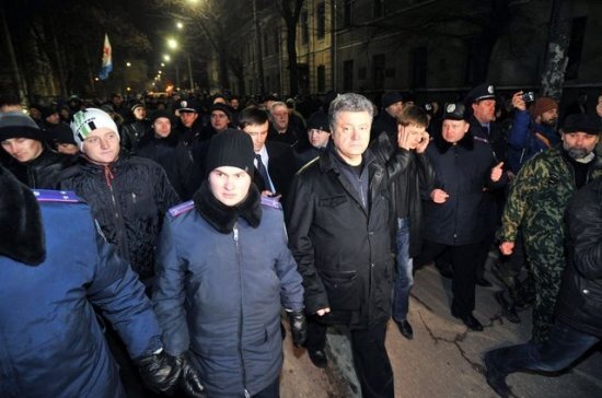 Порошенко, как пленного немца, милиционеры ведут по улице Симферополя 