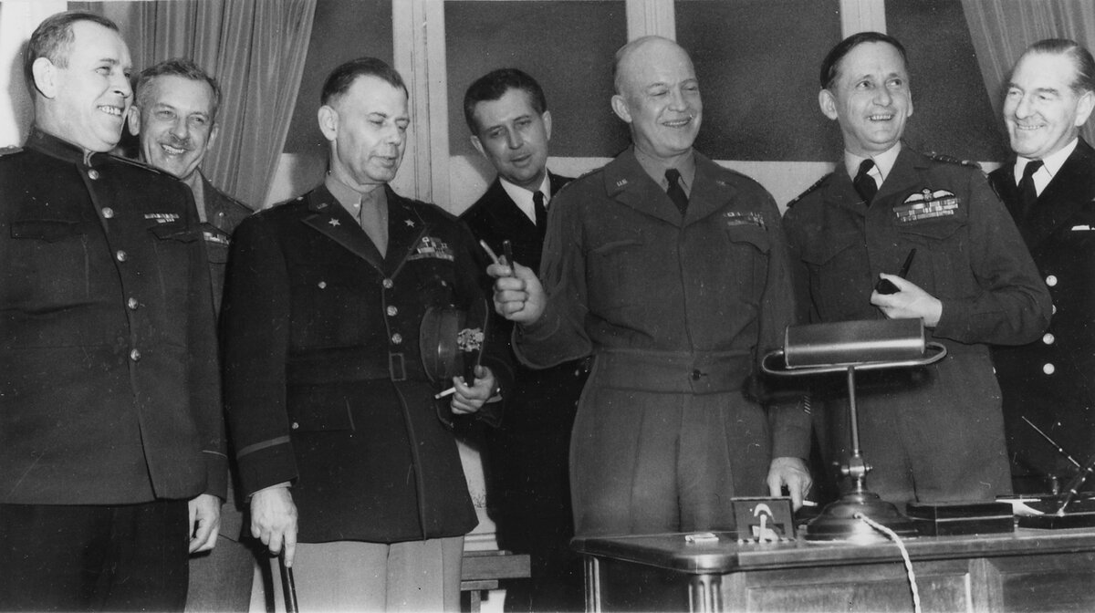 Подписание первого акта о капитуляции. Слева - генерал-майор Суслопаров, в центре - Дуайт Эйзенхауэр