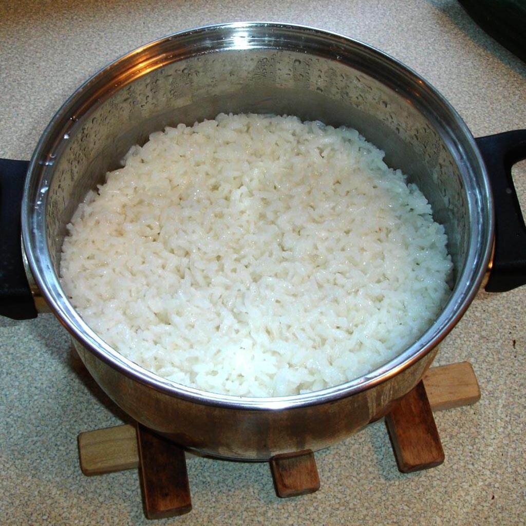 Рис варить в холодной или горячей воде. Рис припущенный. Рис в кастрюле. Отварить рис. Рис вареный.