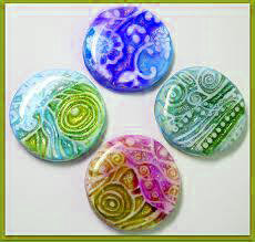 Имея разные формы и размеры, кабошоны из эпоксидной смолы: