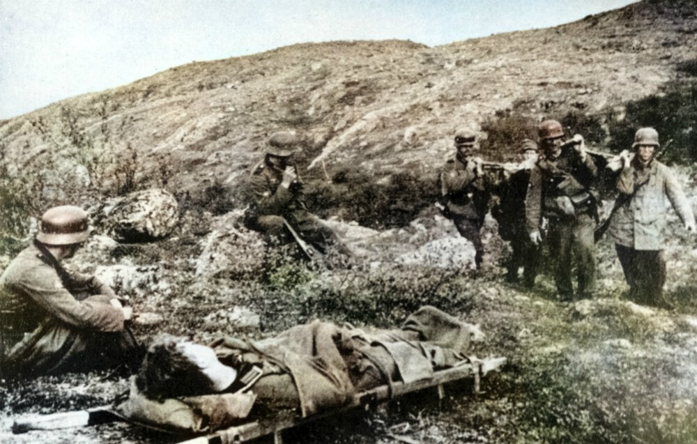 Немецкие солдаты выносят раненых с боевых позиций. Мурманская область. Оборона Заполярья.