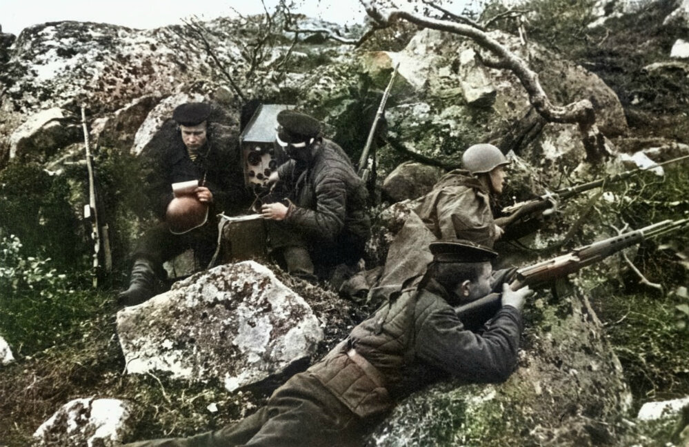 Связисты одного из подразделений морской пехоты Северного флота на полуострове Средний.