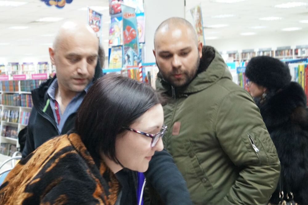 Захар Прилепин и Бранимир в книжном магазине