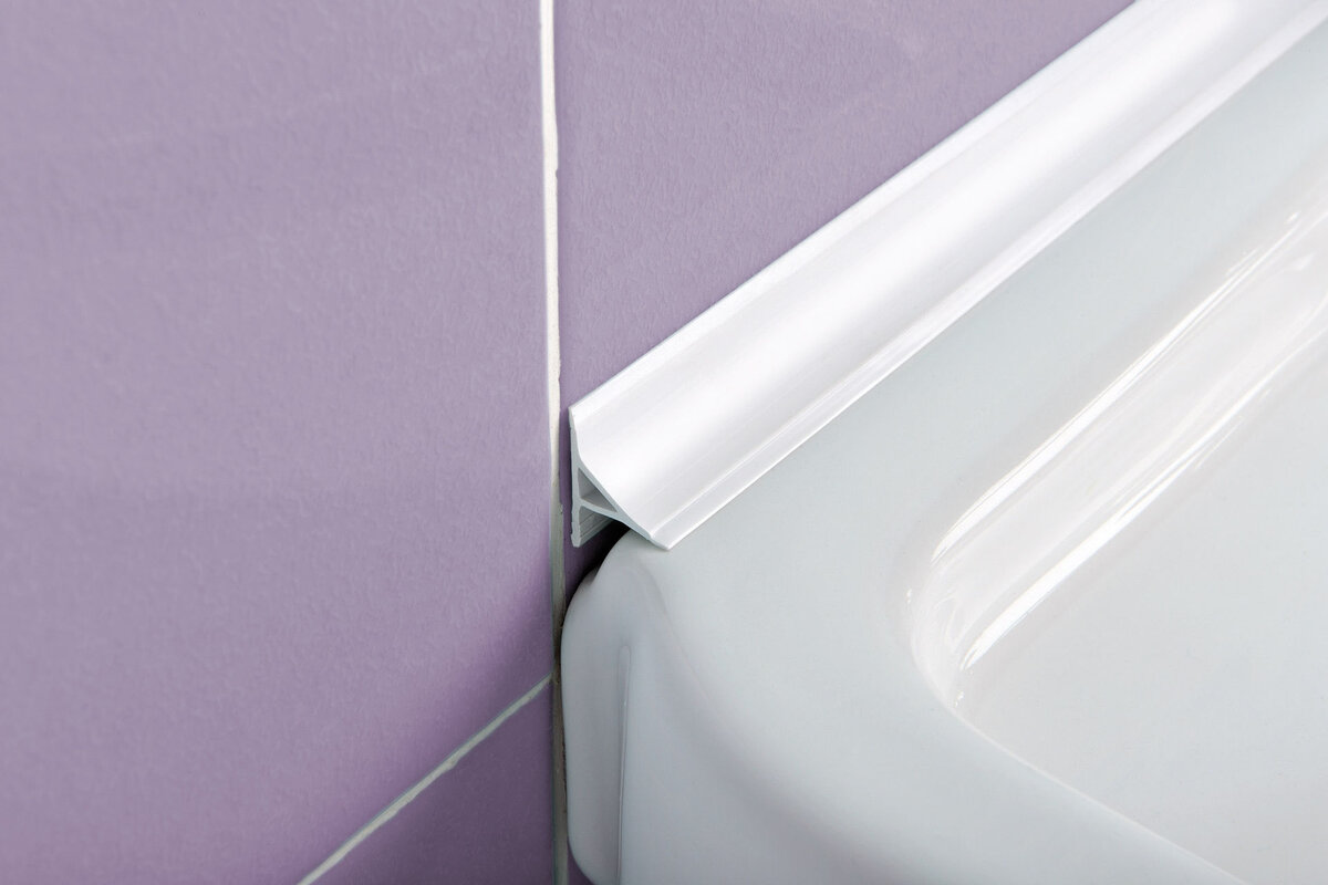 Пластиковый плинтус для ванной комнаты. 