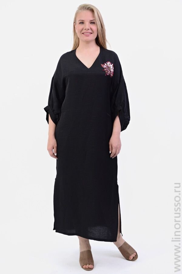  Черный цвет задает тон платью "Парижанка", но от этого оно не выглядит простым. Правильное настроение этому платью-кафтану создают модельные особенности и великолепная ткань.