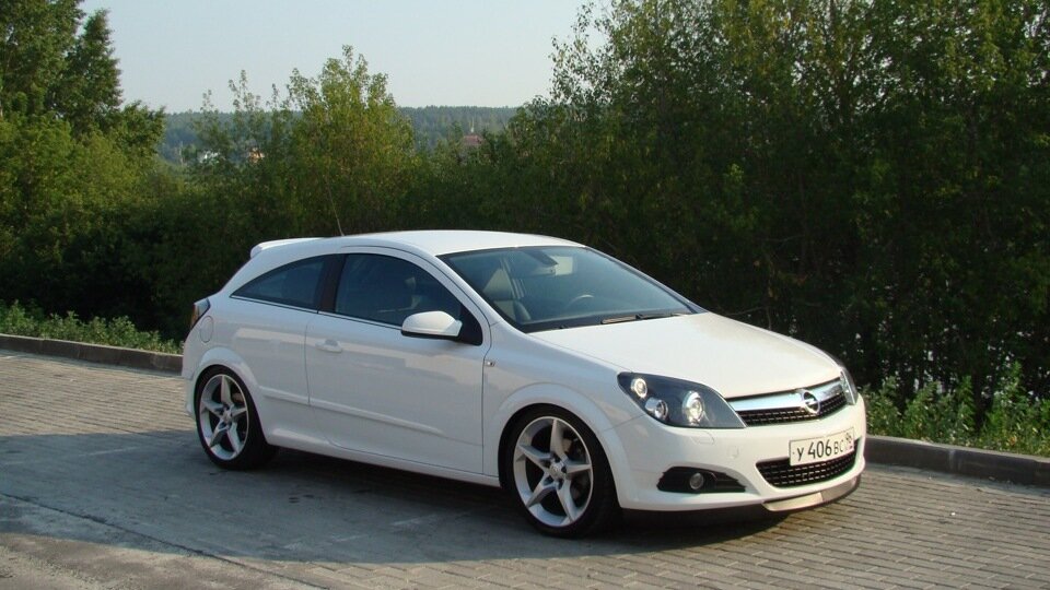 Opel h 2009. Opel Astra h GTC белая. Opel Astra GTC 2009. Opel Astra h GTC r19.