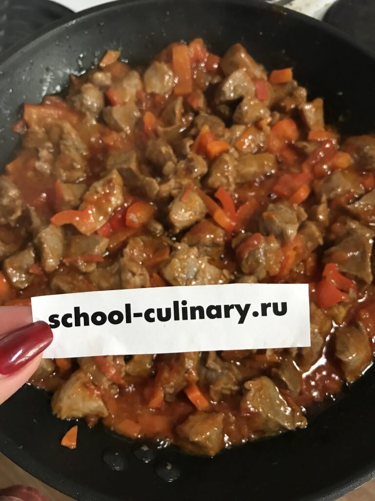 Гуляш из свинины с болгарским перцем и помидорами | school-culinary.ru |  Дзен