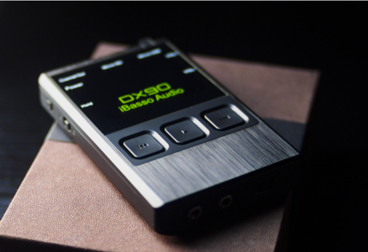 Брутальный кусок металла с превосходной технической начинкой и огромными кнопками - это Ibasso DX90