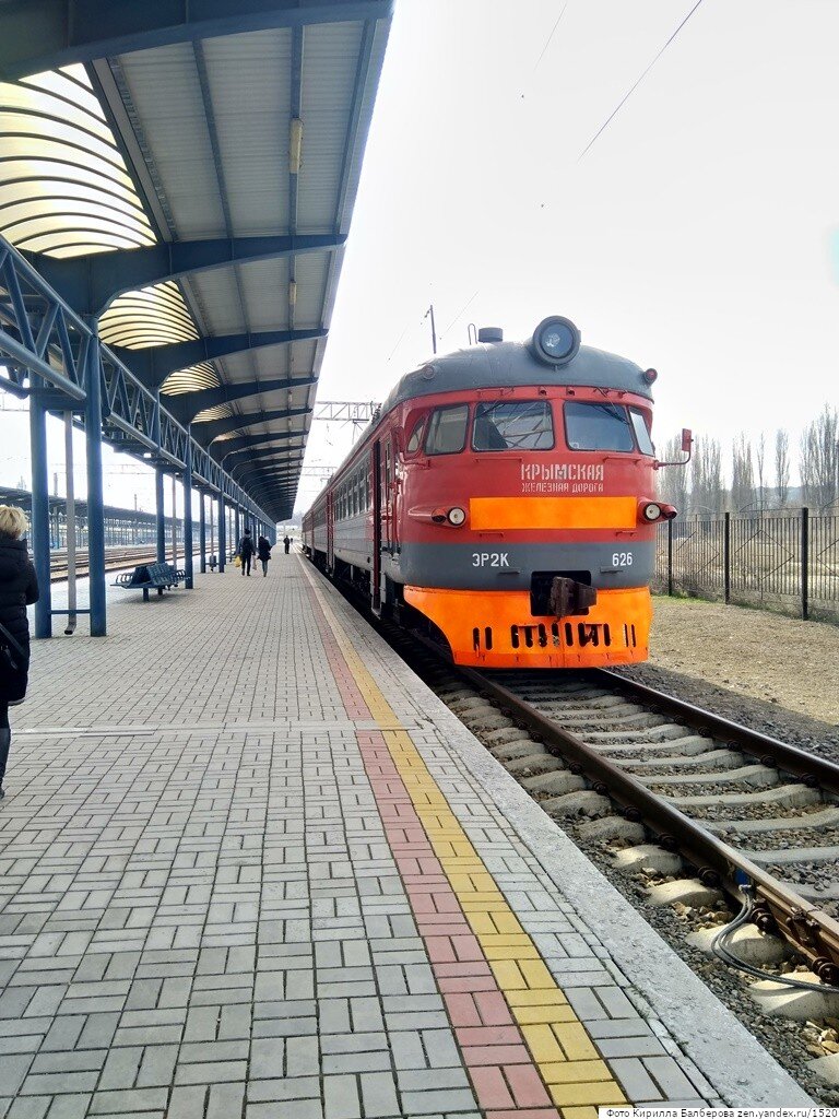 Посадка на четырехвагонную электричку до Севастополя. Электричка 1966 года постройки до сих пор в строю.