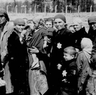 Женщины и дети ждут истребления в 1944 году. После убийства с их тел были вырваны  золотые зубы, ради выгоды