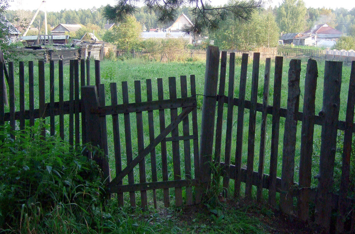 Это ещё не самый плохой участок старого забора
