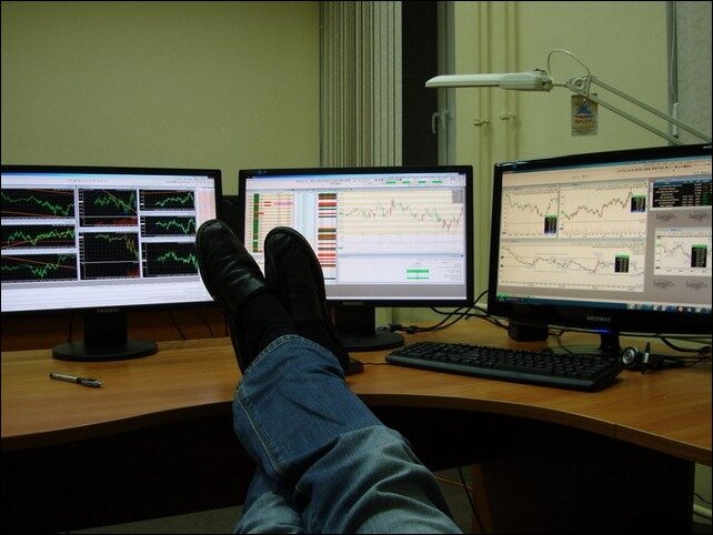 Миша организовал у себя в квартире "рабочий кабинет", и занимается трейдингом в удовольствие