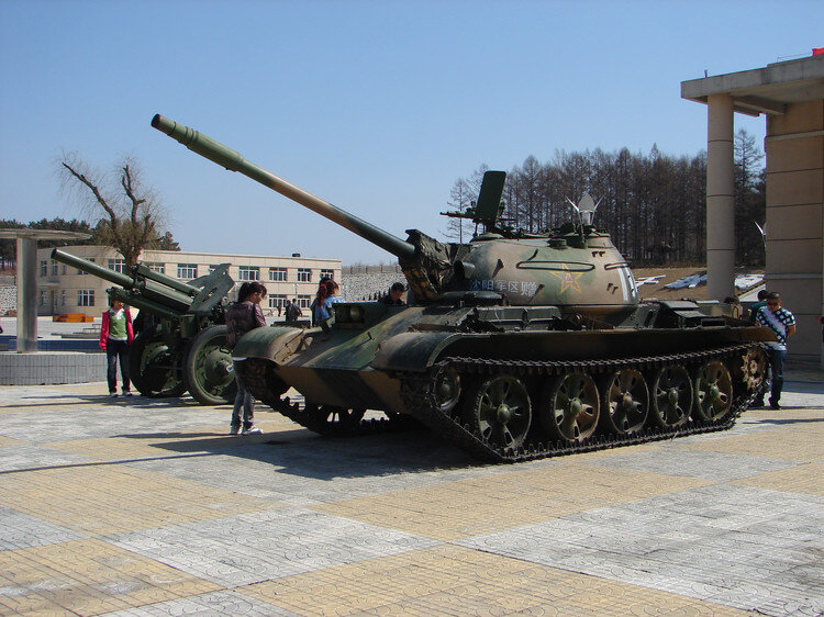 Основное орудие танка - нарезная 85-мм пушка Type 62-85TC. Она не могла на равных противостоять новейшим танкам, но для поддержки пехоты и борьбы с легкой бронетехники ее хватало