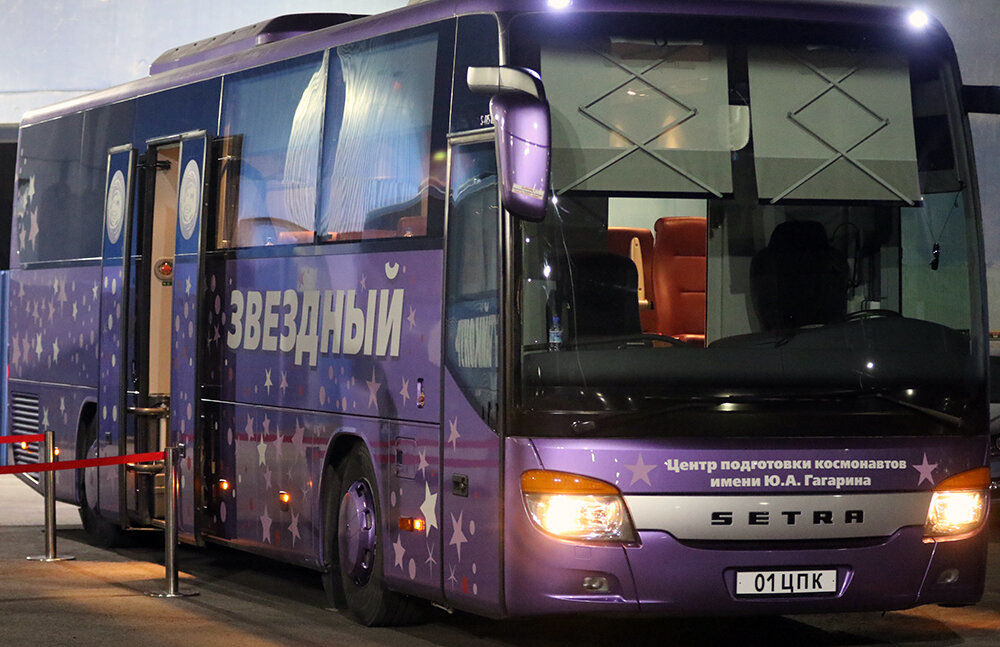 Автобус вез. Космический автобус. Автобус Звездный. Автобус в космическом стиле. Космический автобус автобус.