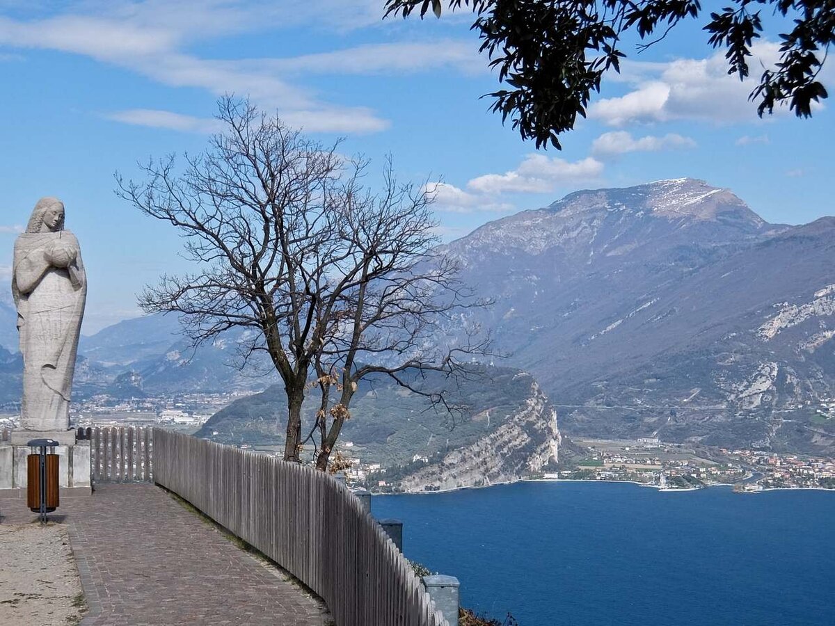 Статуя Мадонны Regina Mundi