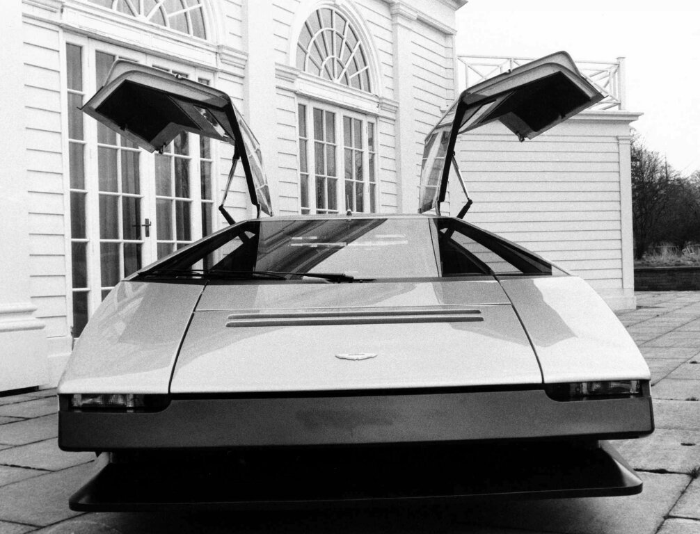 Технические характеристики Максимальная скорость: 310 км/ч Разгон до 100 км/ч: 4.1 сек
Мощность: 585 л.с.
Крутящий момент: 678 н.м. (при 5500 об/мин.)
Объём двигателя: 5340 см³
Масса: 1723 кг
Год выпуска: 1980, посмотрите на автомобили, созданные в 1980-1989 годах
Производитель (страна): Aston Martin (Великобритания)
Входит в рейтинг: концепт-кары