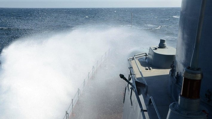 Российские корабли следят за кораблями НАТО.