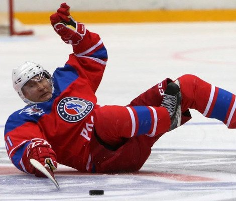    Такого позорища с участием Путина давно не приходилось наблюдать. Он сыграл в хоккейном матче Ночной хоккейной лиги в Сочи. Сперва сообщалось, что президент РФ забил 10 из 14 шайб своей команды.