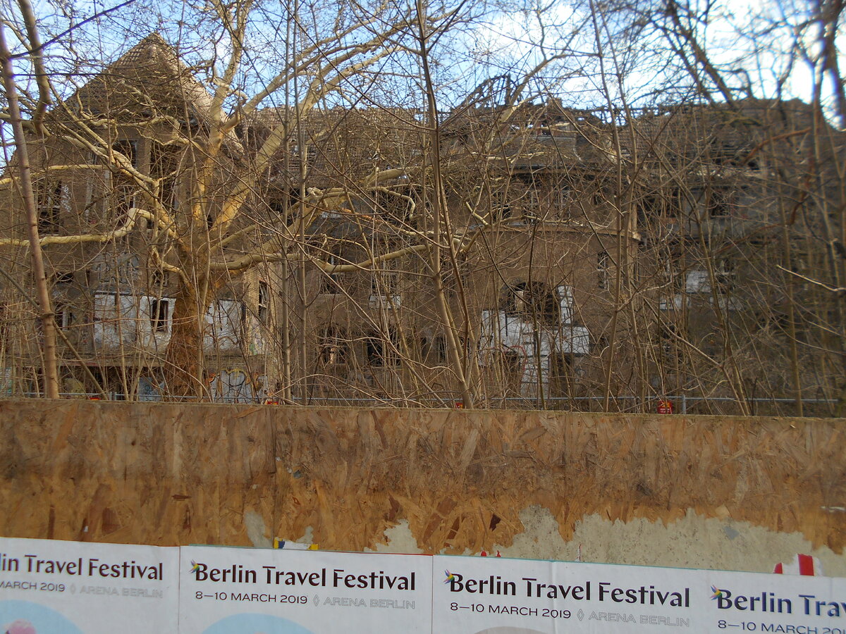 Нет, это не павильон берлинской киностудии, где снимаются очередные серии «Восставших из мёртвых» или сцены постапокалипсиса . И даже не жилище Белых Ходоков.