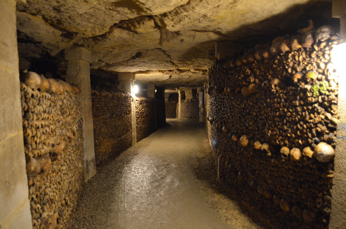 Город под парижем. Катакомбы Парижа (Catacombs of Paris), Франция. Париж катакомбы город мертвых. Катакомбы под Парижем город мёртвых. Подземные катакомбы Парижа.