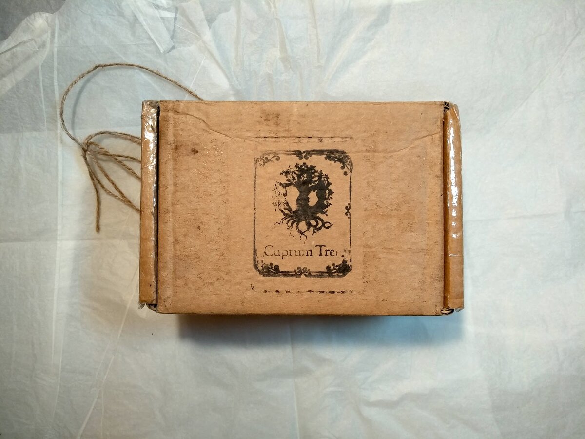  У любой книги есть обложка, так и тут, нас встречает приятная картонная коробочка с бантиком и фирменным штампом.