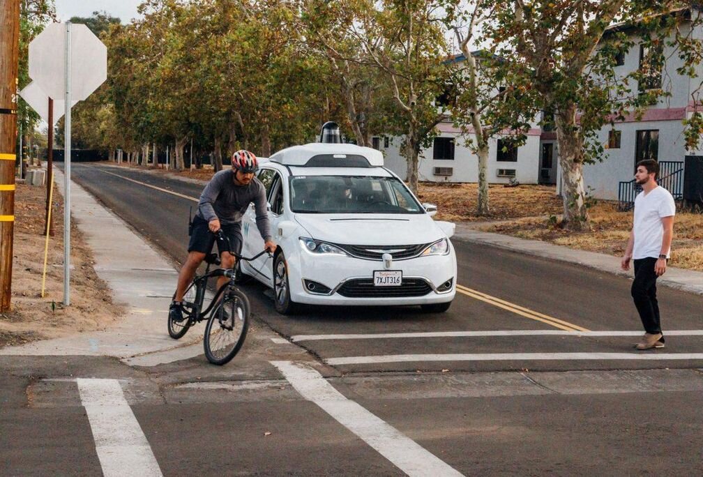 Самостоятельный Chrysler Pacifica реагирует на внезапную ситуацию.