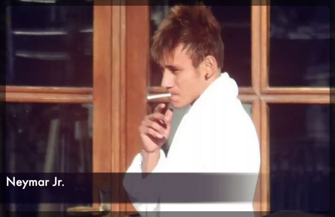 Неймар курит сигарету.