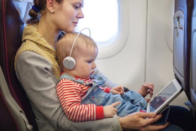 Как безопасно совершить авиаперелет с грудным ребенком: советы и рекомендации