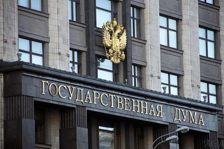 Рынок со свободной конкуренцией против государственной монополии – именно такая ситуация сейчас складывается на рынке услуг по выпуску электронной подписи. Законодатель закручивает гайки для коммерческих удостоверяющих центров и стремится ограничить их функционал. Эта инициатива вызывает справедливое возмущение как со стороны самих удостоверяющих центров, так и со стороны корпоративных клиентов.