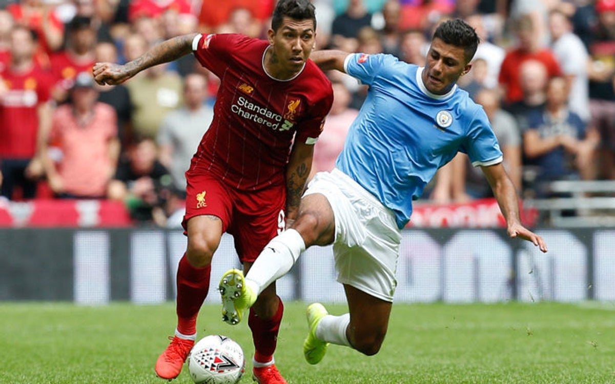 Родри против Фирмино в матче за Суперкубок АнглииAFP