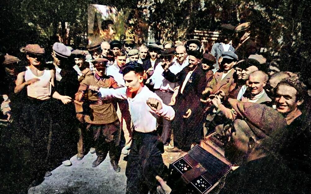 На призывном пункте Первомайского района города Фрунзе. 1941 г.  Фотография использована в качестве иллюстрации.