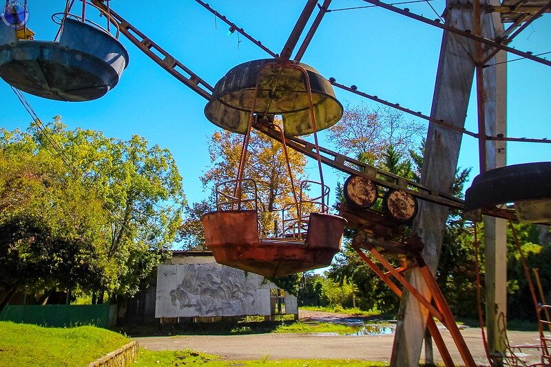 Заброшенное из за войны в 1992 г. колесо обозрения